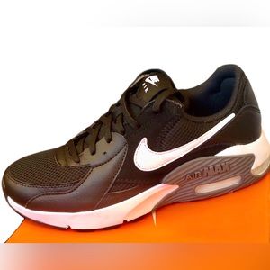 NWOB - Women’s Nike Air Max Excee                 Size: 7.5